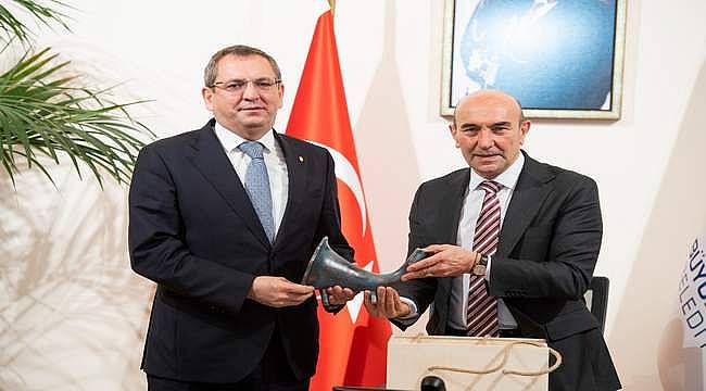 Başkan Soyer Ayvalık Belediye Başkanı Ergin'i ağırladı