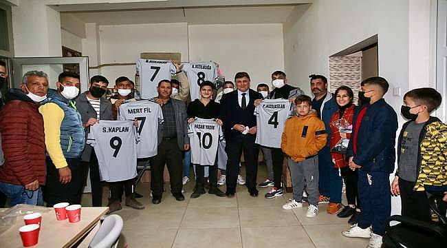 Başkan Tugay'dan Roman gençlere destek