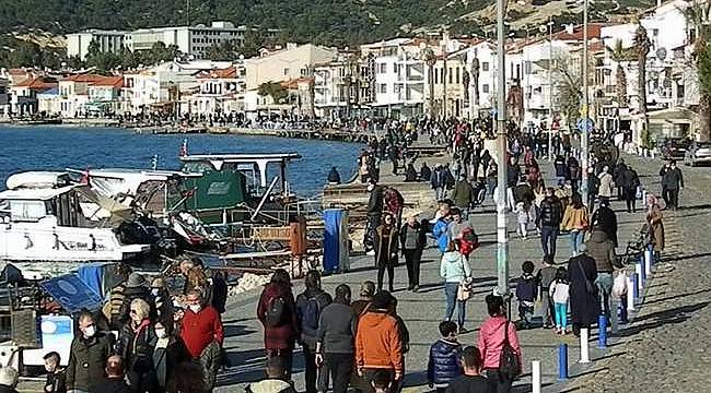 Güzel Havayı Fırsat Bilenler Foça'ya Akın Etti