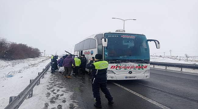 Mahsur kalan yolcuları Gölbaşı Belediyesi ekipleri kurtardı 