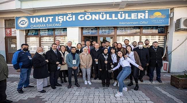 Başkan Soyer'den Menemen Umut Işığı Gönüllüleri Kütüphanesi'ne ziyaret