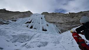 Donmuş şelaleye tırmandılar 