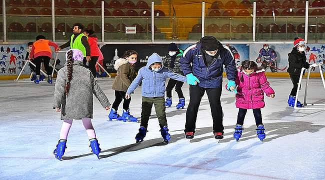 İzmir Büyükşehir Belediyesi 150 öğrenciyi buz pateniyle tanıştırdı 