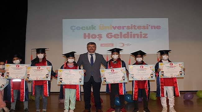 EÜ'de "Çocuk Üniversitesi"nden mezun olan 50 öğrenci diplomalarını aldı 