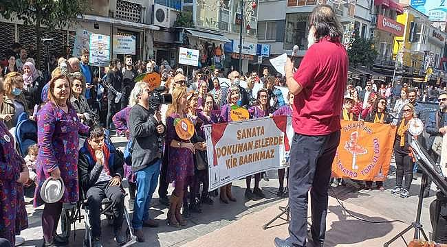 İzmir'de Dünya Tiyatro Günü coşkuyla kutlandı 
