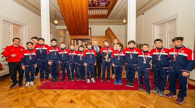 Başkan Soyer şampiyon sporcuları makamında ağırladı