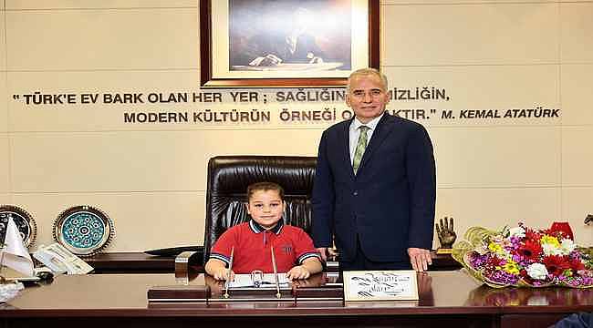 Başkan Zolan, koltuğunu ortaokul öğrencisi Yılmaz'a devretti 