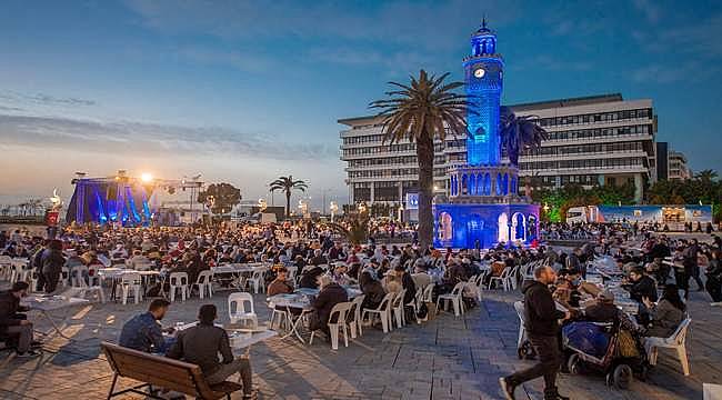 Büyükşehir Belediyesi ilk iftar yemeğini Konak Meydanı'nda düzenledi 