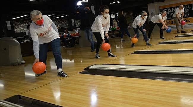 Hem Kanseri Hem de Bowlingde Labutları Devirdiler 