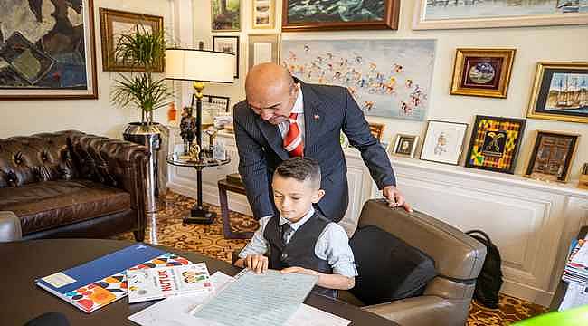 Minik başkandan "Her Mahalleye Bir Kütüphane" kampanyasına destek
