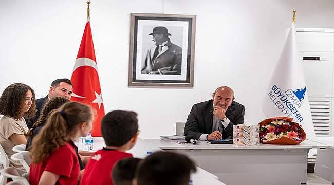 Başkan Soyer genç yazarlarla buluştu: "Yazdığınız kitap sizin kainatta bıraktığınız izdir"