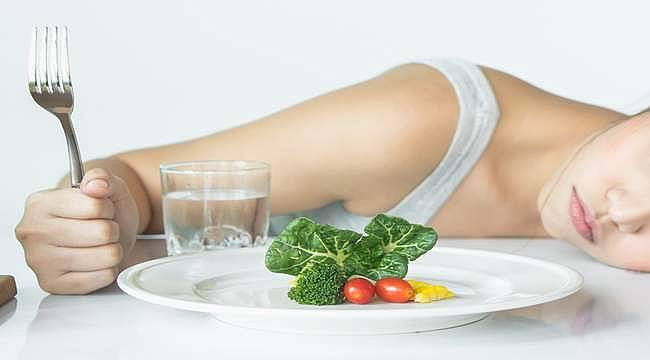 Düşük kalorili beslenmekten limonlu su içmeye… Diyet yaparken kaçınmanız gereken 8 hata