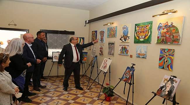 Edremit'te "Yaşamdan Renkler" sergisi açıldı 