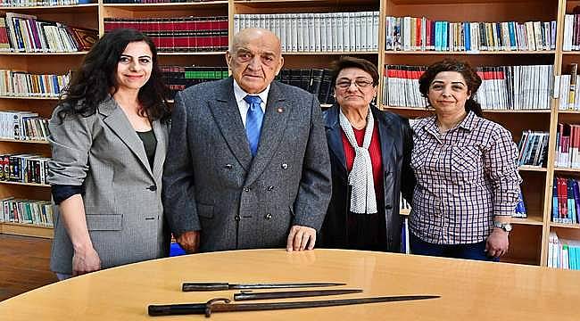 İzmirliler 100. Yıl Anı Evi için sandıkları açtı