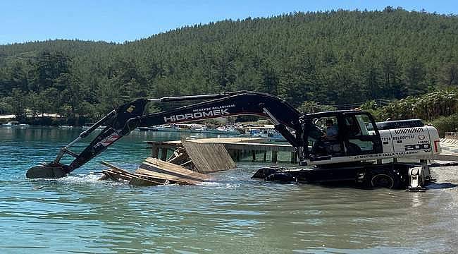 Menteşe'de kaçak yapı ve iskelelerin yıkımı sürüyor