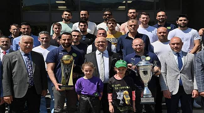 Şampiyonluk Kupası ile Başkan Cengiz Ergün'ü ziyaret ettiler