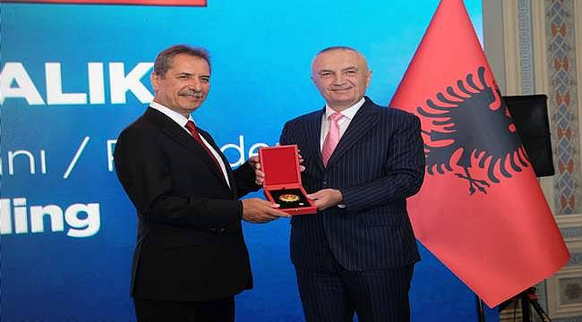 Arnavutluk'tan Ahmet Çalık'a Bayrak Şövalyesi Nişanı verildi 