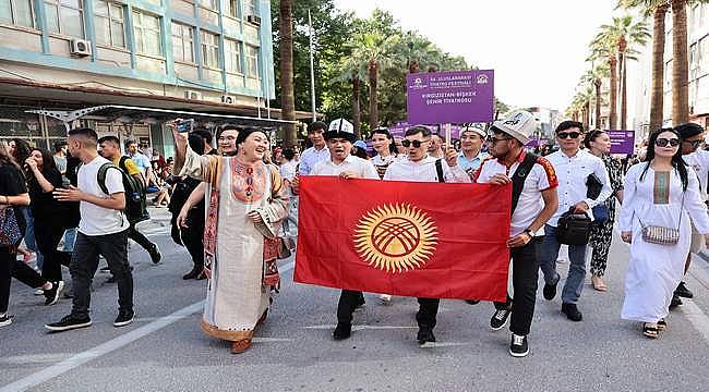 Denizli'de Uluslararası Tiyatro Festivali kortej yürüyüşü ile başladı