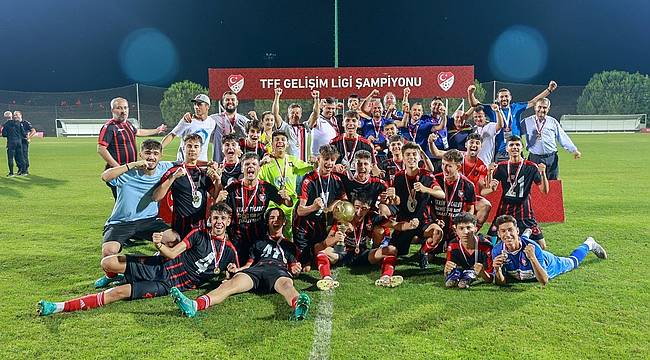 Gençliğe Yapılan Yatırım Karşılık Buldu: Uşakspor U-17 Takımı Şehre Kupayla Dönüyor 