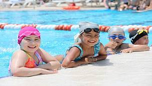 Haydi çocuklar havuza! Bayraklı'da yüzme kursları başladı 