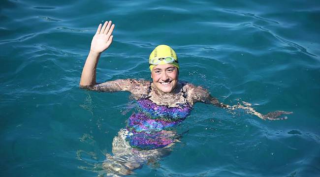 Aysu Türkoğlu, Manş Denizi'ni geçen en genç yüzücü oldu