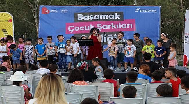 Bayraklı'da çocuk şenliği tamam; sırada çocuk korosu var 