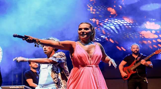 Uşak, Türk pop müziğinin kraliçesi Demet Akalın'ı ağırladı 