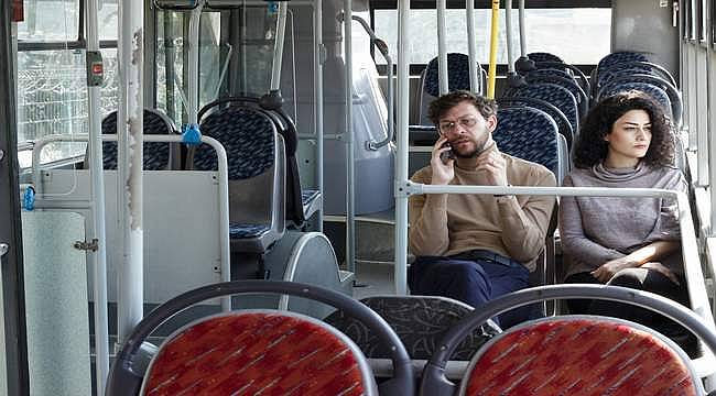 Halk otobüsünde sahnelenen "Çok Uzak Çok Yakın" seyirciyle buluşuyor 