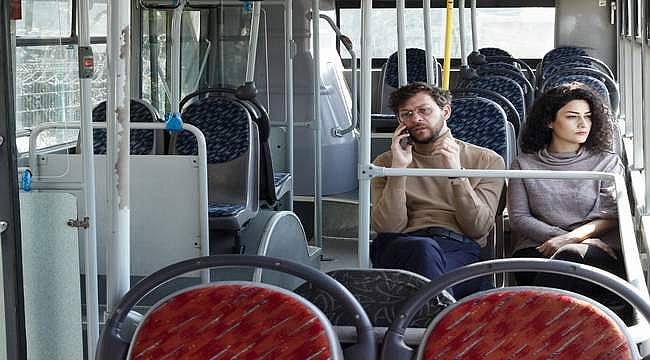 Halk otobüsünde sahnelenen "Çok Uzak Çok Yakın" seyirciyle buluşuyor