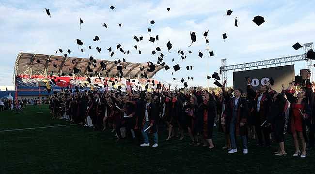İstanbul Rumeli Üniversitesi yeni mezunlarını verdi 