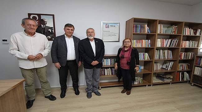 Karşıyakalı çiftten anlamlı kitap bağışı