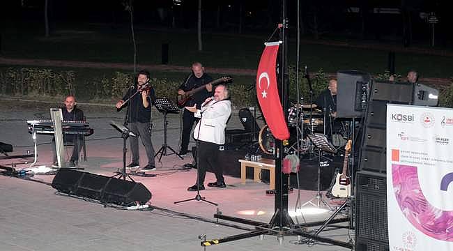 Opera Sanatçısı Hakan Aysev, Kemalpaşa Gölpark'ta konser verdi