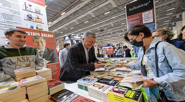 İzmir Kitap Fuarı; imza günleri, etkinlikler ve söyleşilerle devam ediyor 