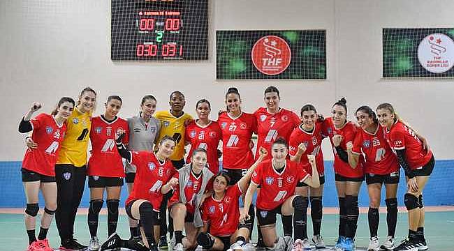 Mavi Kelebekler galibiyet serisini üç maça çıkardı
