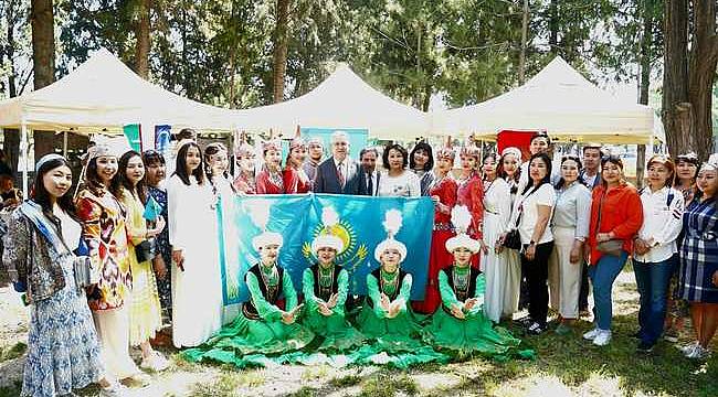 Türkiye'nin uluslararası arenadaki gönüllü bilim ve kültür elçileri Ege'den yetişiyor