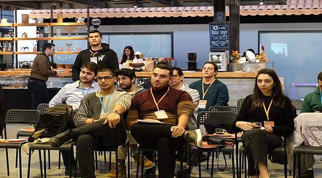 Gençliğin Yüzleri Programı'nın ilk gençlik forumu İzmir'de gerçekleşti 