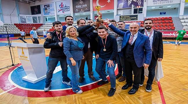TSYD İzmir Spor kupayı Başkan Soyer'den aldı