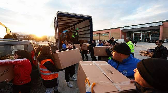 Denizli Büyükşehir'den deprem bölgesine 35 tır 