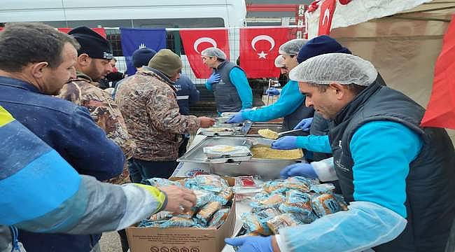 İBB Hatay'da Sıcak Yemek Dağıtmaya Başladı 