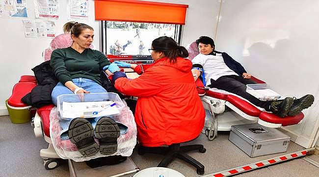İzmir Büyükşehir Belediyesi personeli depremzedeler için kan bağışı yaptı 