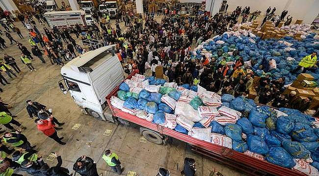 İzmir'den deprem bölgesine yardım malzemesi yağıyor: Havadan, karadan, denizden kesintisiz destek