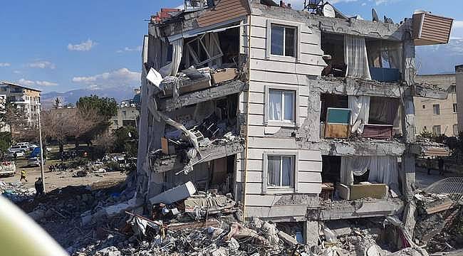 İzmir ekipleri depremin 102. saatinde bir canı daha kurtardı 