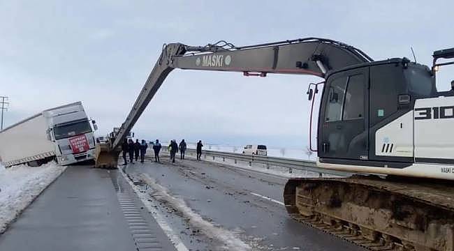 Kaza Yapan Ayni Yardım Tırı Kurtarıldı