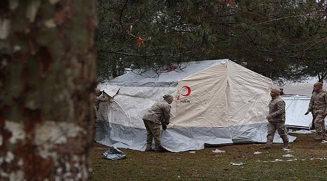 Kızılay'ın sevk ettiği 10 bin kişilik çadırlar kurulmaya başlandı 