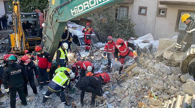 Madenciler iş makinalarını, arama kurtarma ekiplerini deprem bölgelerine sevk etti