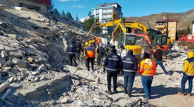 Manisa Büyükşehir Belediyesi İş Makineleri Afet Bölgesinde Çalışma Yürütüyor 