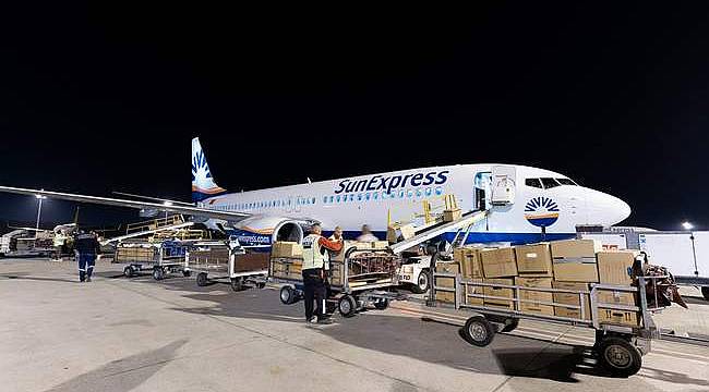 SunExpress'in Almanya'dan gelen yardımları taşıyan ilk kargo uçağı Antalya'ya ulaştı 