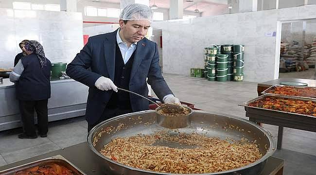 Bergama'da ihtiyaç sahiplerinin sofrası şenleniyor