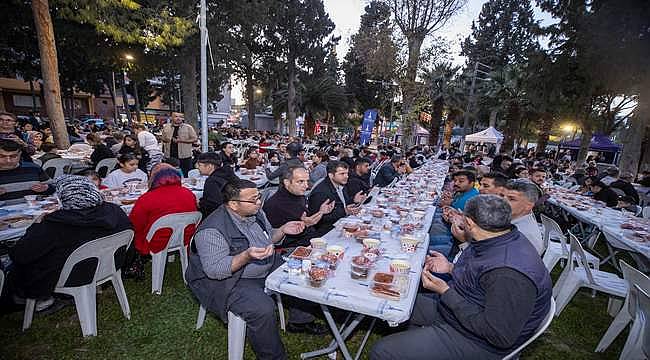 İzmir'de dayanışma sofraları devam ediyor 