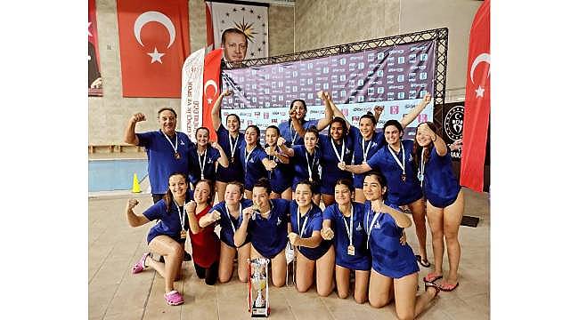 İzmir'in süper kızları üst üste ikinci kez namağlup şampiyon